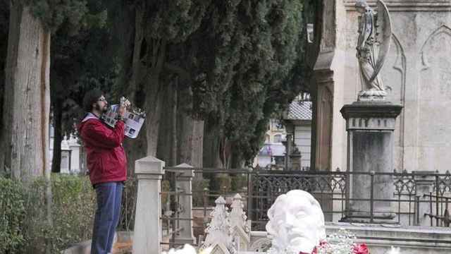 Un hombre fotografía el cementerio de San José, donde se enclava el único tanatorio de la ciudad.