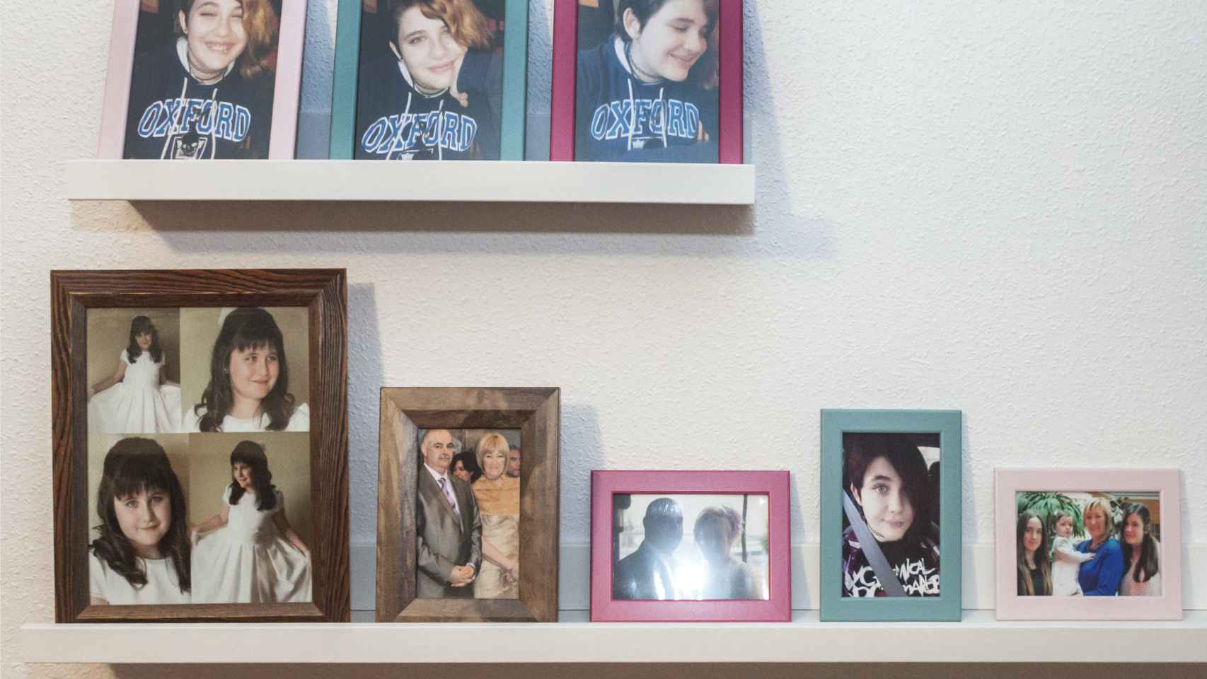 La casa en la que ahora residen los padres de Lucía está llena de recuerdos de la menor: fotos, su ropa, sus libros...