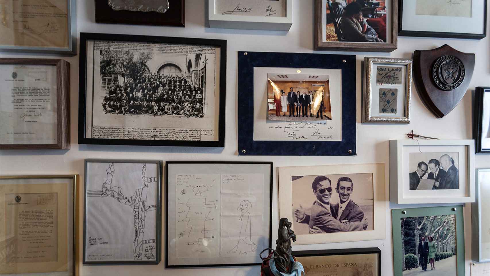 Las paredes del despacho de Leopoldo Abadía rebosan recuerdos de su vida profesional