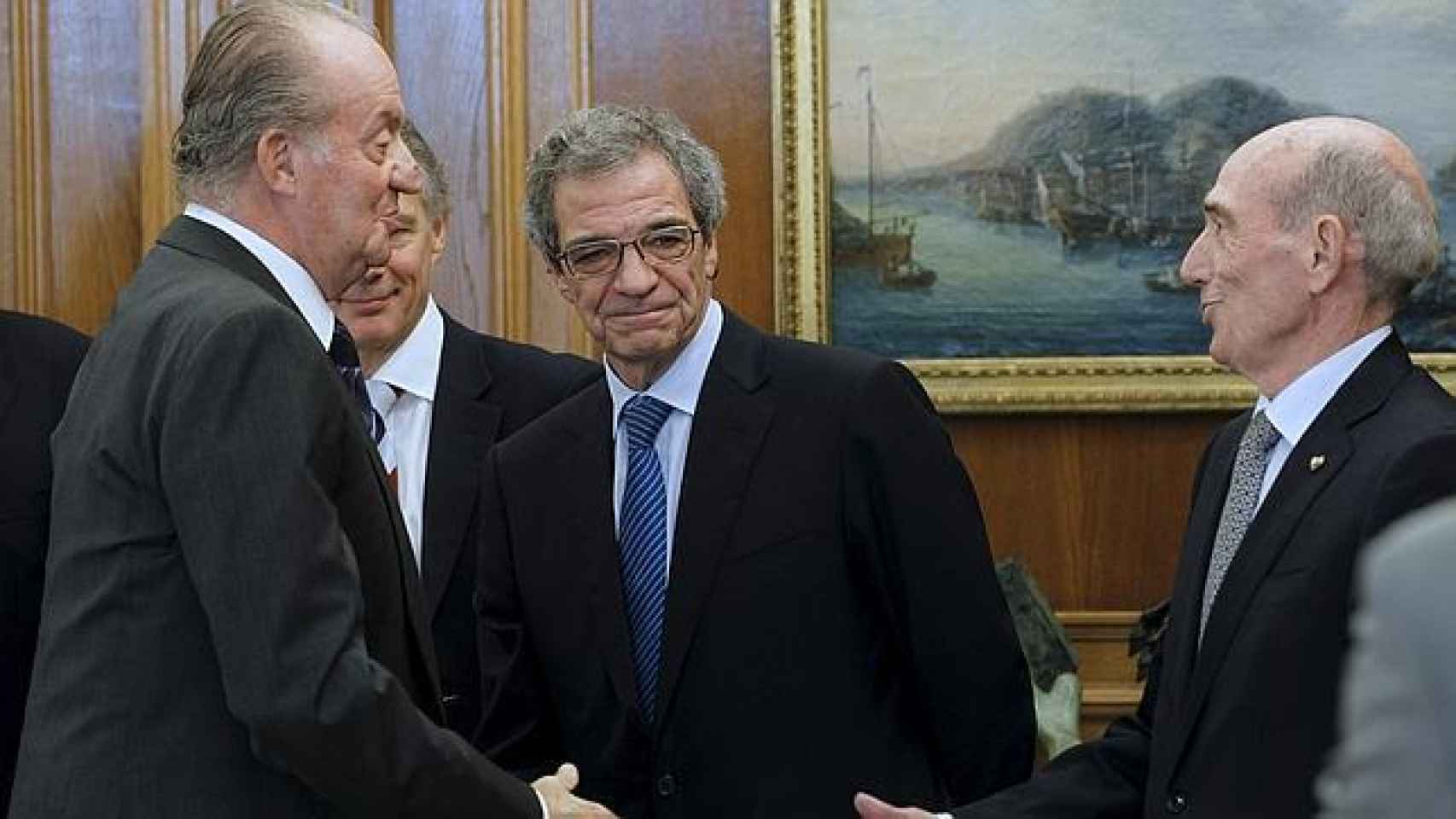 Don Juan Carlos, con el entonces presidente de Telefónica, César Alierta.