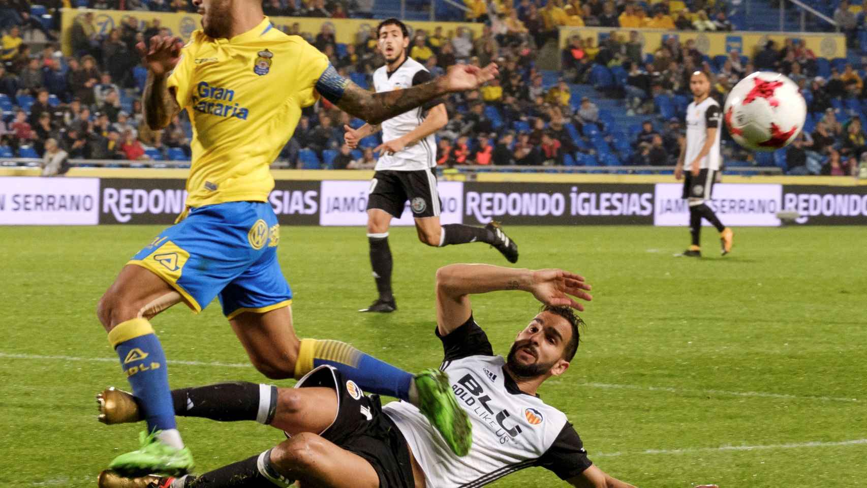 El defensa del Valencia CF, Martín Montoya (d), corta el avance de Jonathan Viera (Las Palmas).