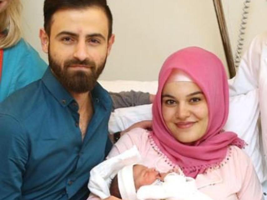 Imagen difundida por la prensa austríaca de la pequeña Asel en brazos de su madre.