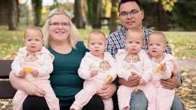 Tim y Bethani Webb con sus cuatro hijas cuatrillizas