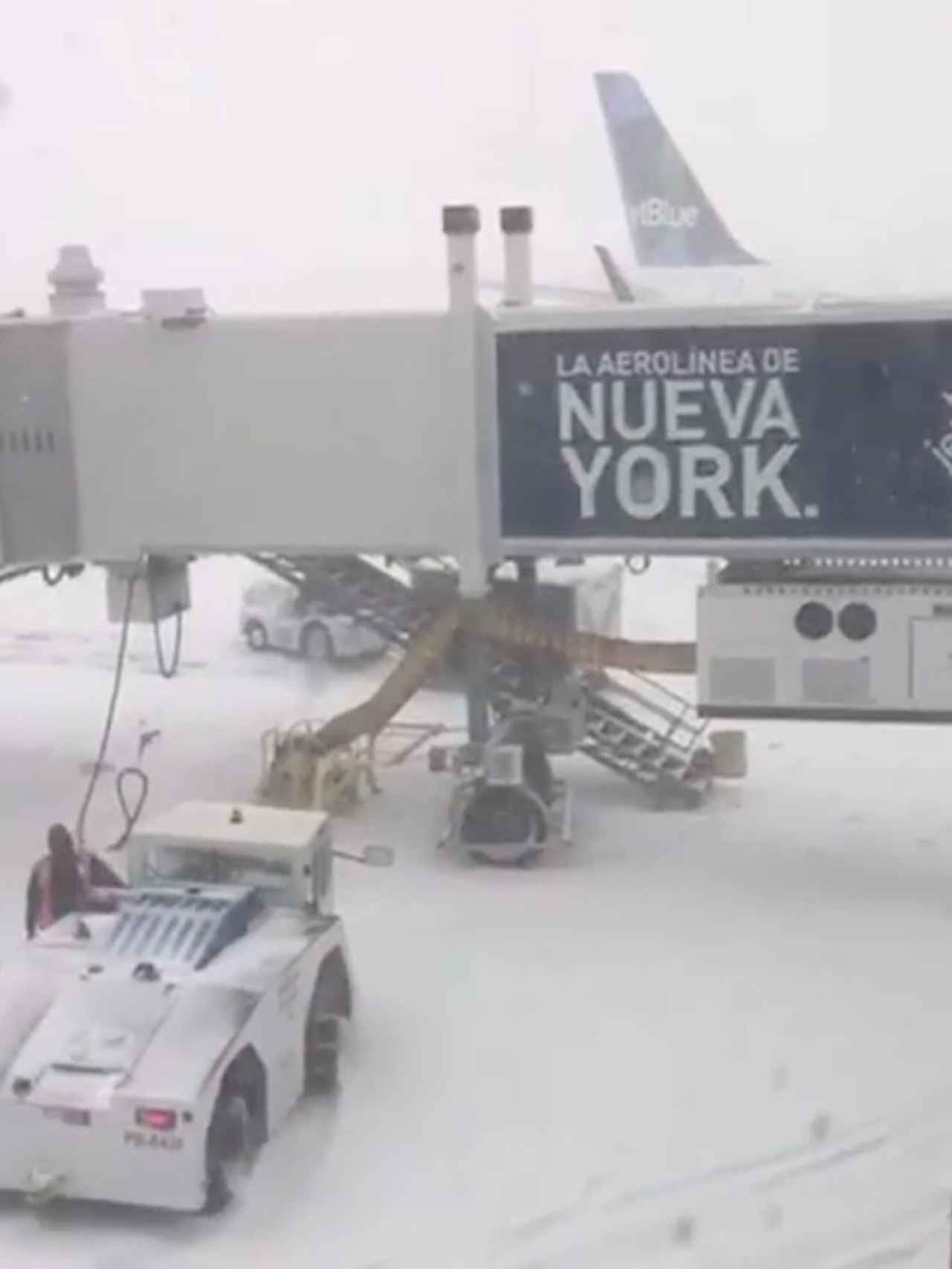 Personal del aeropuerto JFK de Nueva York, durante la tormenta.