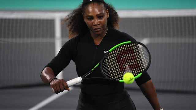 Serena, durante su partido de exhibición en Abu Dhabi.