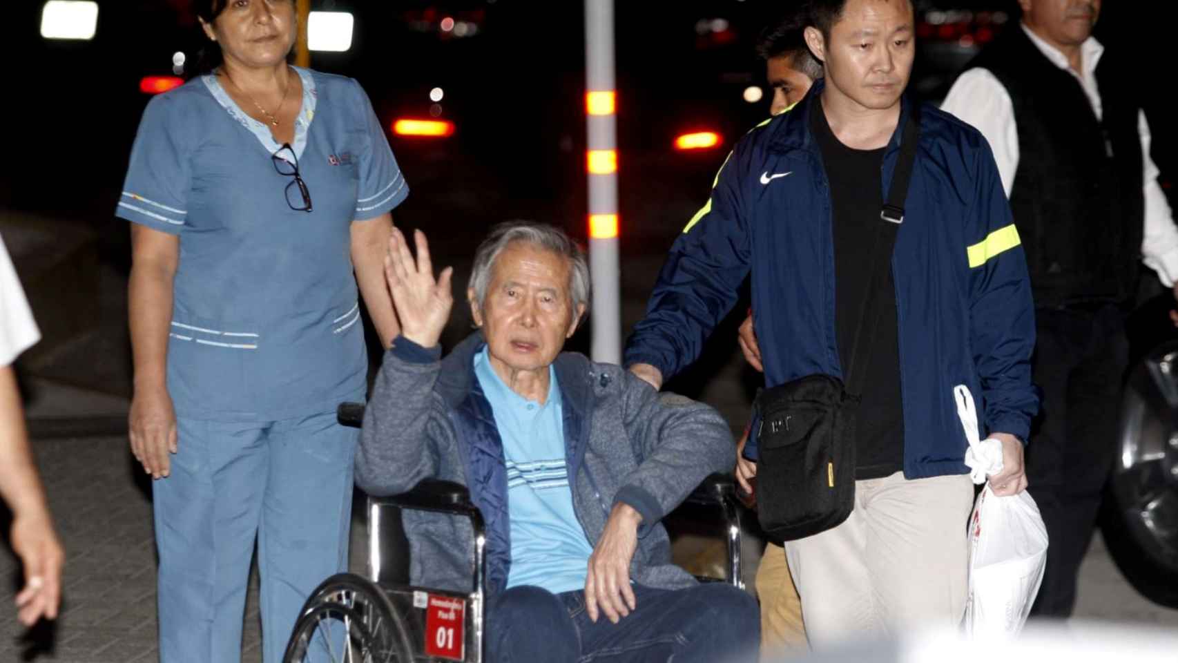 Fujimori y su hijo, saliendo del hospital.