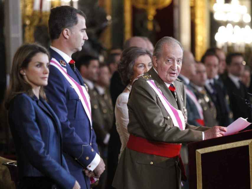 El rey pronuncia su discurso, junto a la reina Sofía y los príncipes Felipe y Letizia.