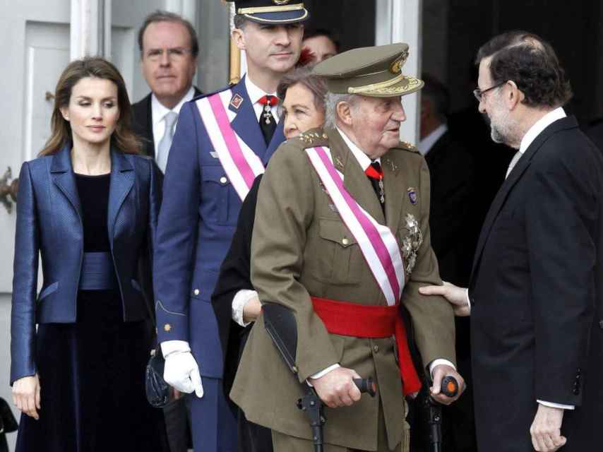 Juan Carlos saluda a Mariano Rajoy; detrás, la reina Sofía y los príncipes Felipe y Letizia.