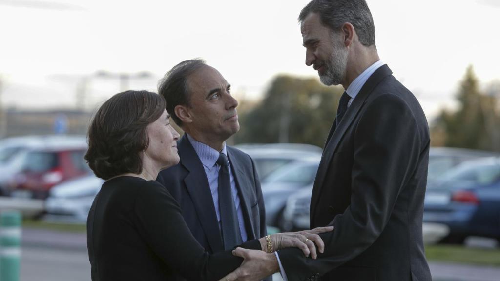 El rey junto a los familiares del exministro.