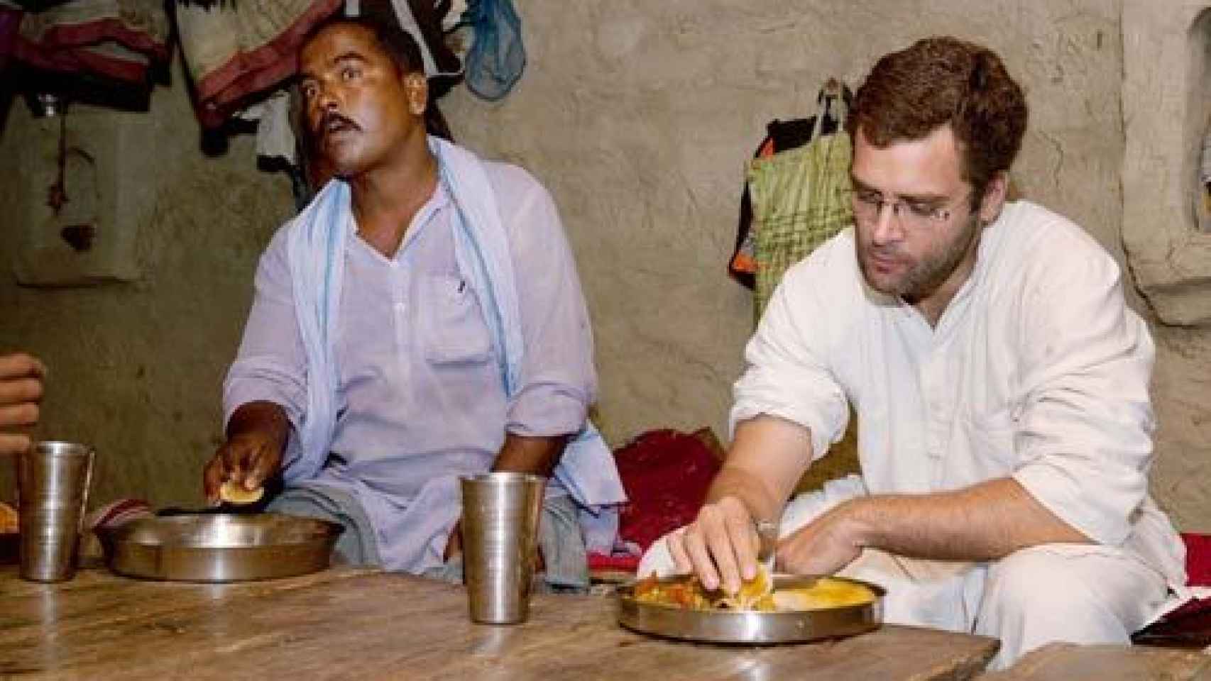 Rahul Gandhi con un campesino.