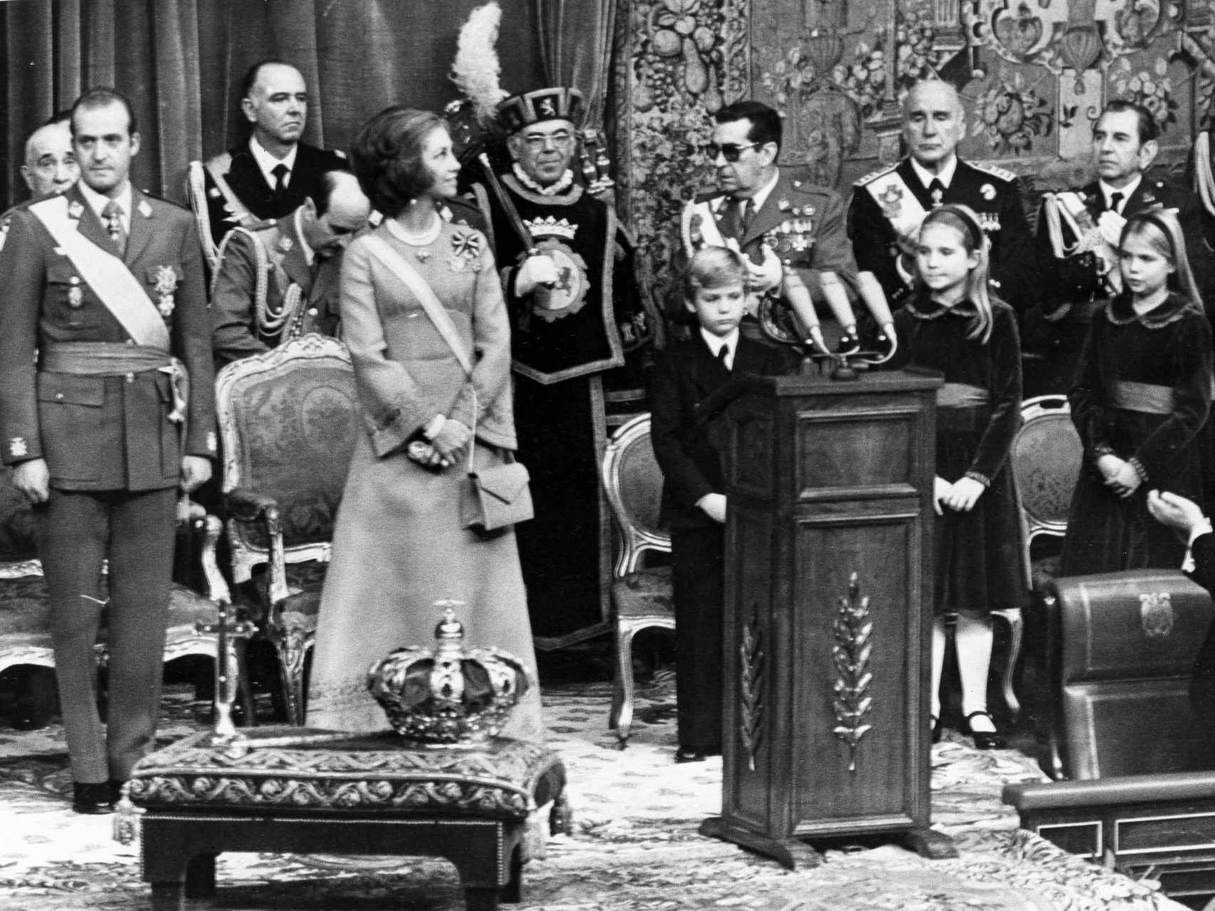 Momento de la coronación de Juan Carlos, acompañado de Sofía y sus hijos.