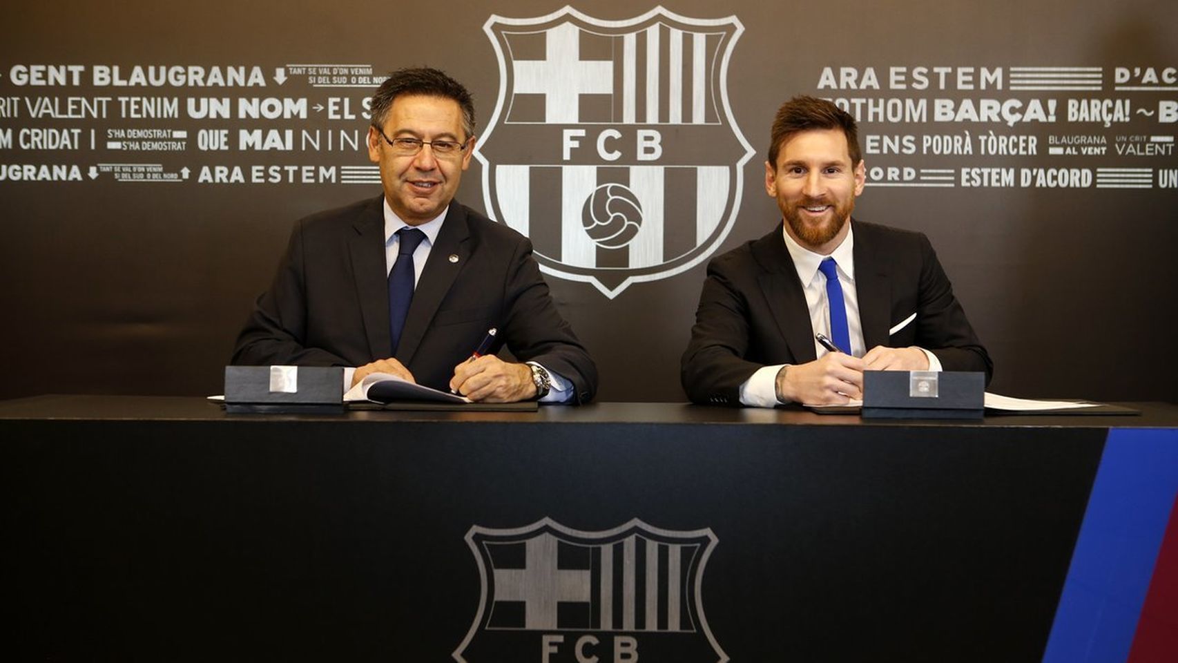 La firma del nuevo contrato de Messi con Bartomeu.