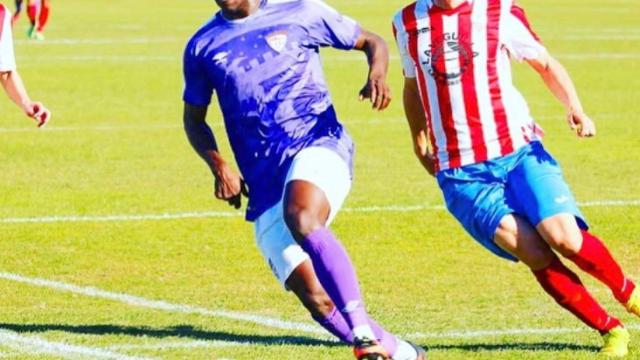 Moussa, en primer plano, con la camiseta morada del Guadalajara.