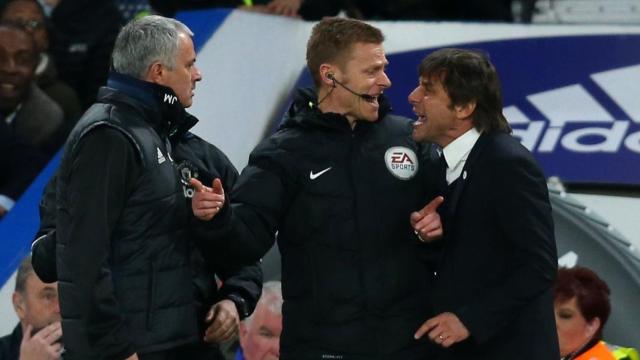 Mourinho y Antonio Conte se enzarzan en un partido.