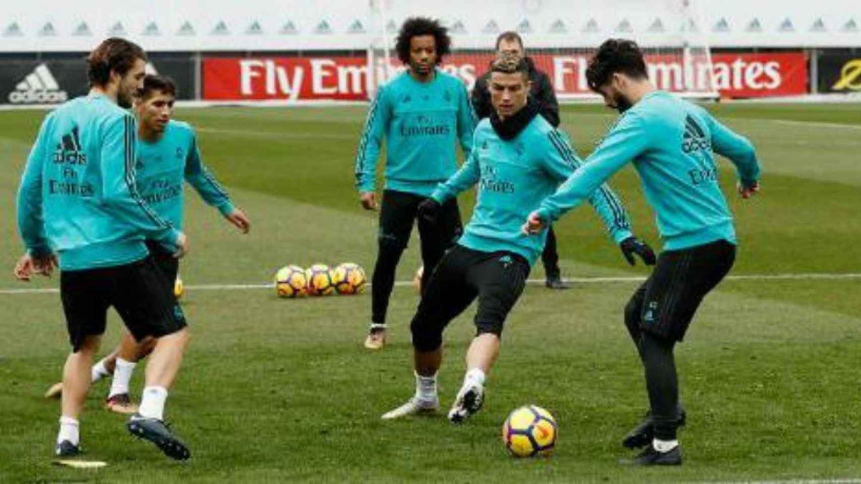 Los jugadores del Madrid hacen un rondo en el entrenamiento