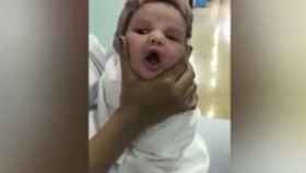 Despiden a tres enfermeras tras viralizarse cómo jugaban con la cara de un bebé