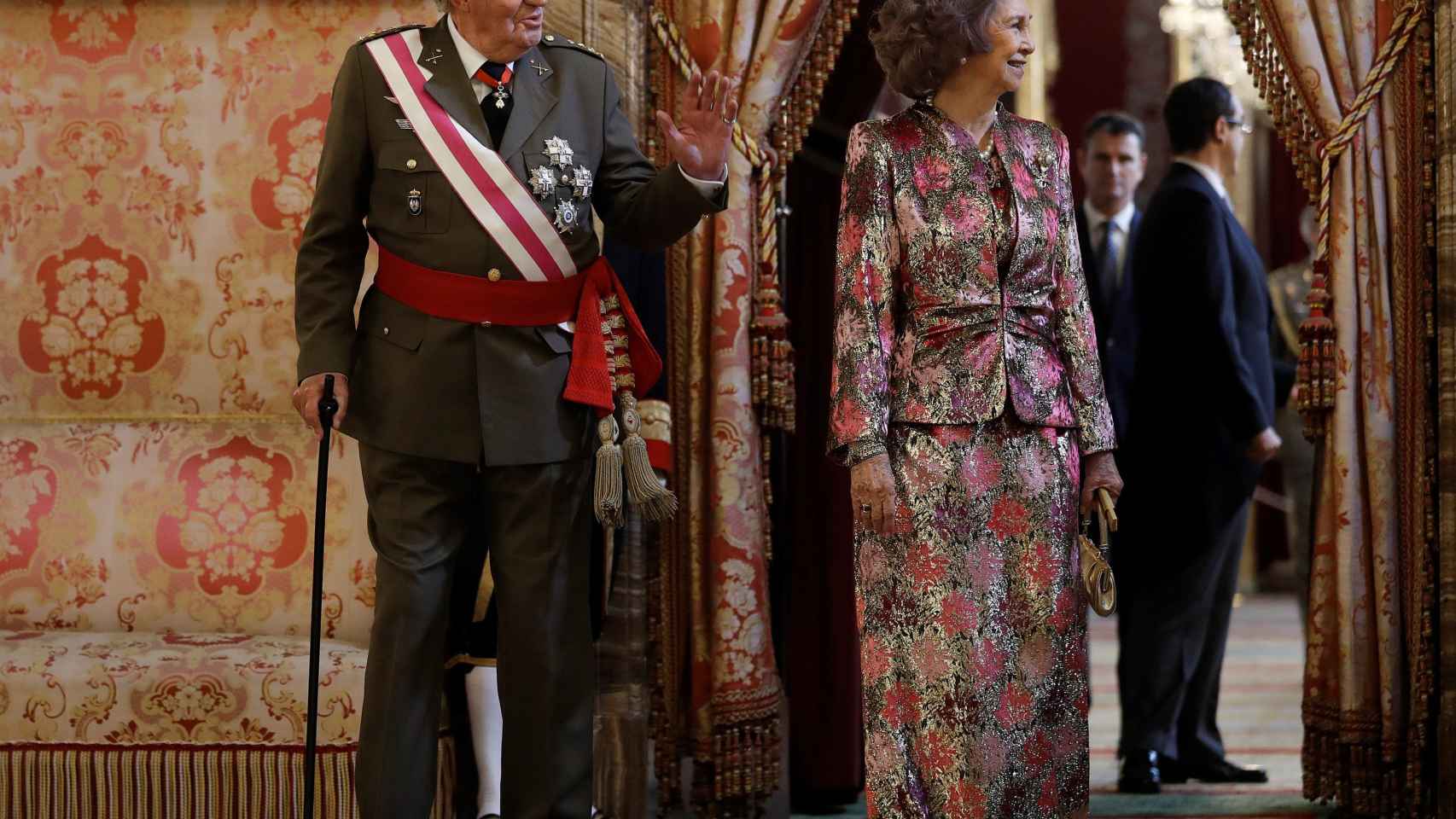 Don Juan Carlos, apoyado en el bastón, junto a doña Sofía