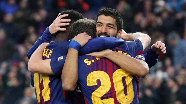 Luis Suárez, Sergi Roberto y Dembélé celebran un gol.