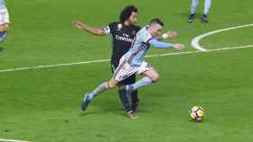 Iago Aspas simula un penalti en el área del Real Madrid