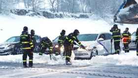 Miembros de la UME ayudan a los conductores atrapados en la nieve