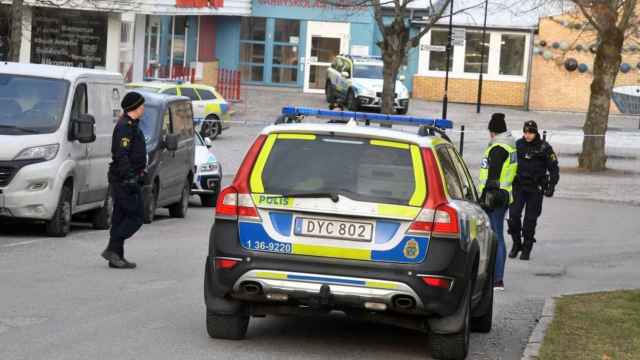 Una patrulla de la policía sueca acorodona los alrededores de la estación de metro afectada.