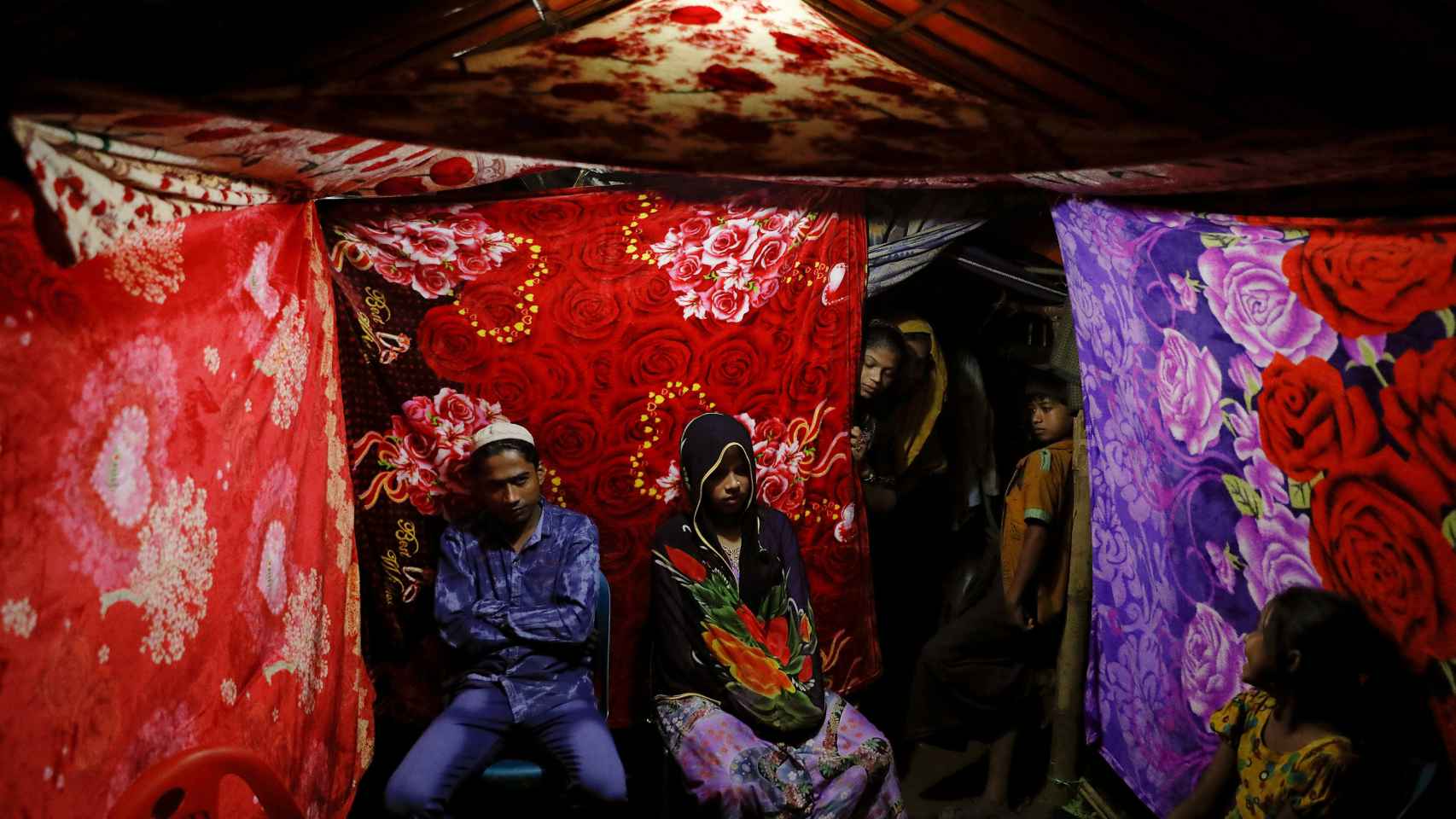 Dos jóvenes rohinyás posan tras casarse en el campo de refugiados de Kutupalong, cerca de Cox's Bazar.
