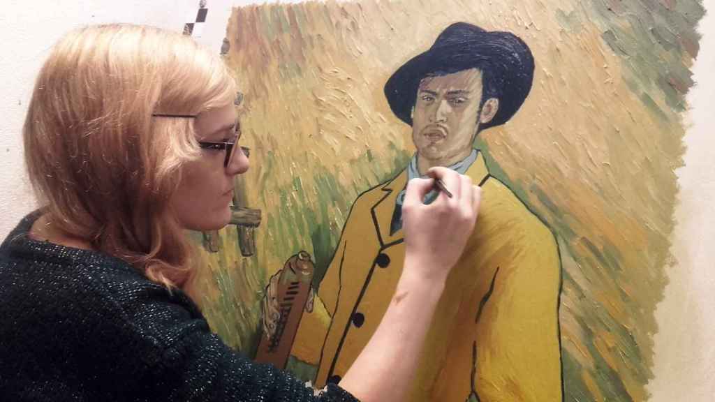 Una artista pintando un cuadro de Van Gogh para la película.