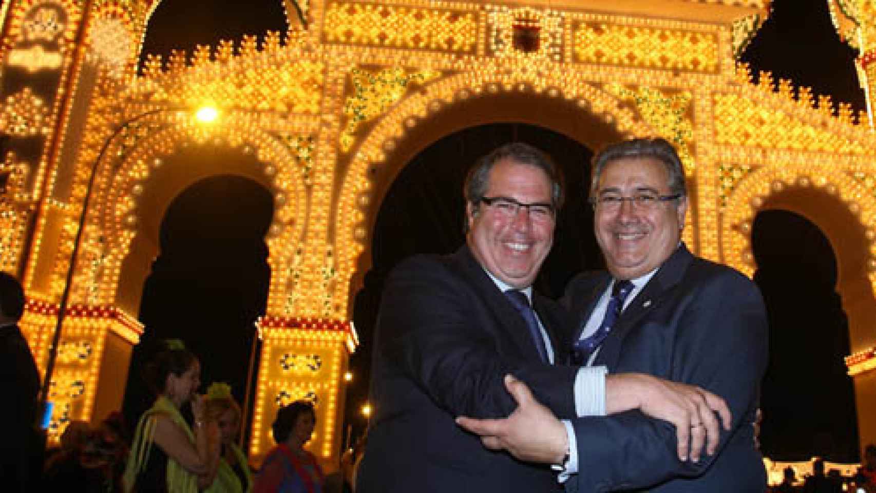 Serrano y Zoido en el alumbrado de la portada de la Feria de Sevilla.