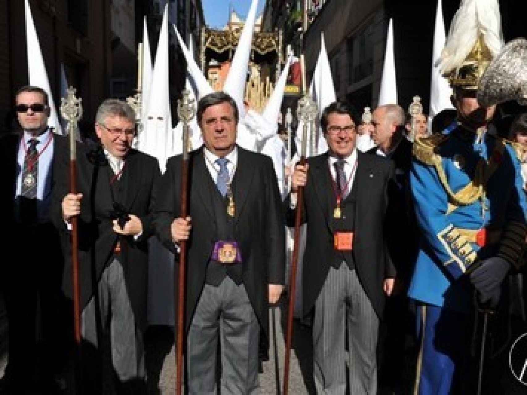 Gregorio Serrano, a la derecha, en su etapa en el Ayuntamiento de Sevilla.