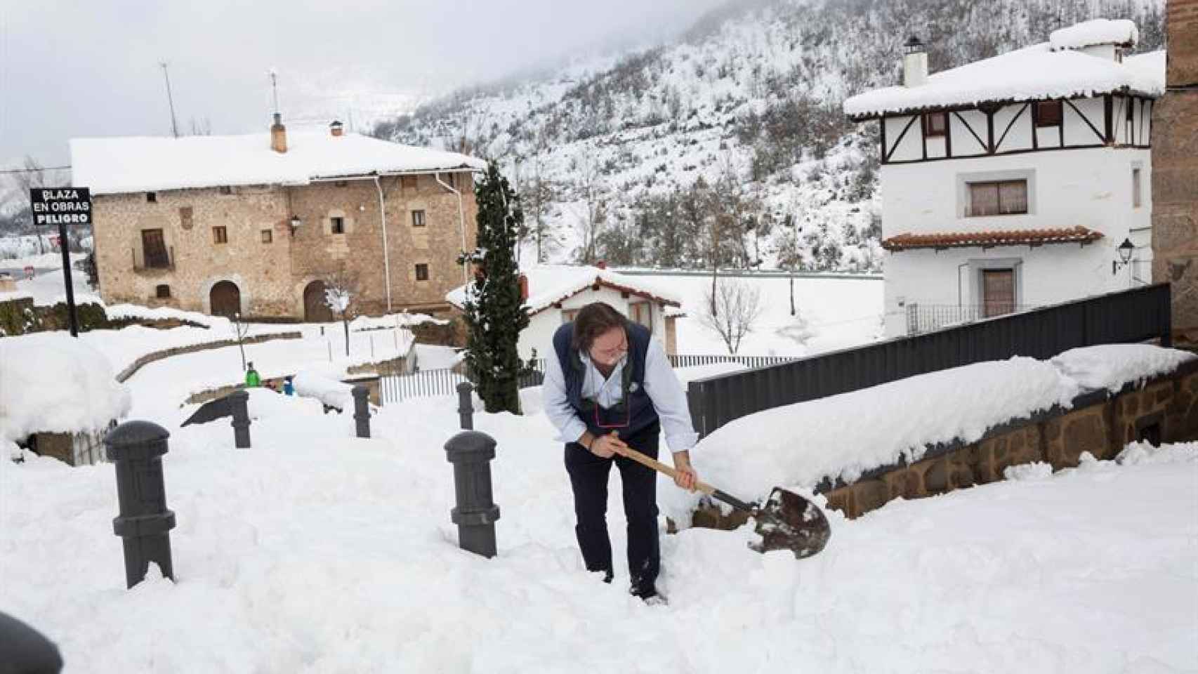 Los pueblos de La Rioja han quedado como verdaderas postales navideñas por la nieve caída.