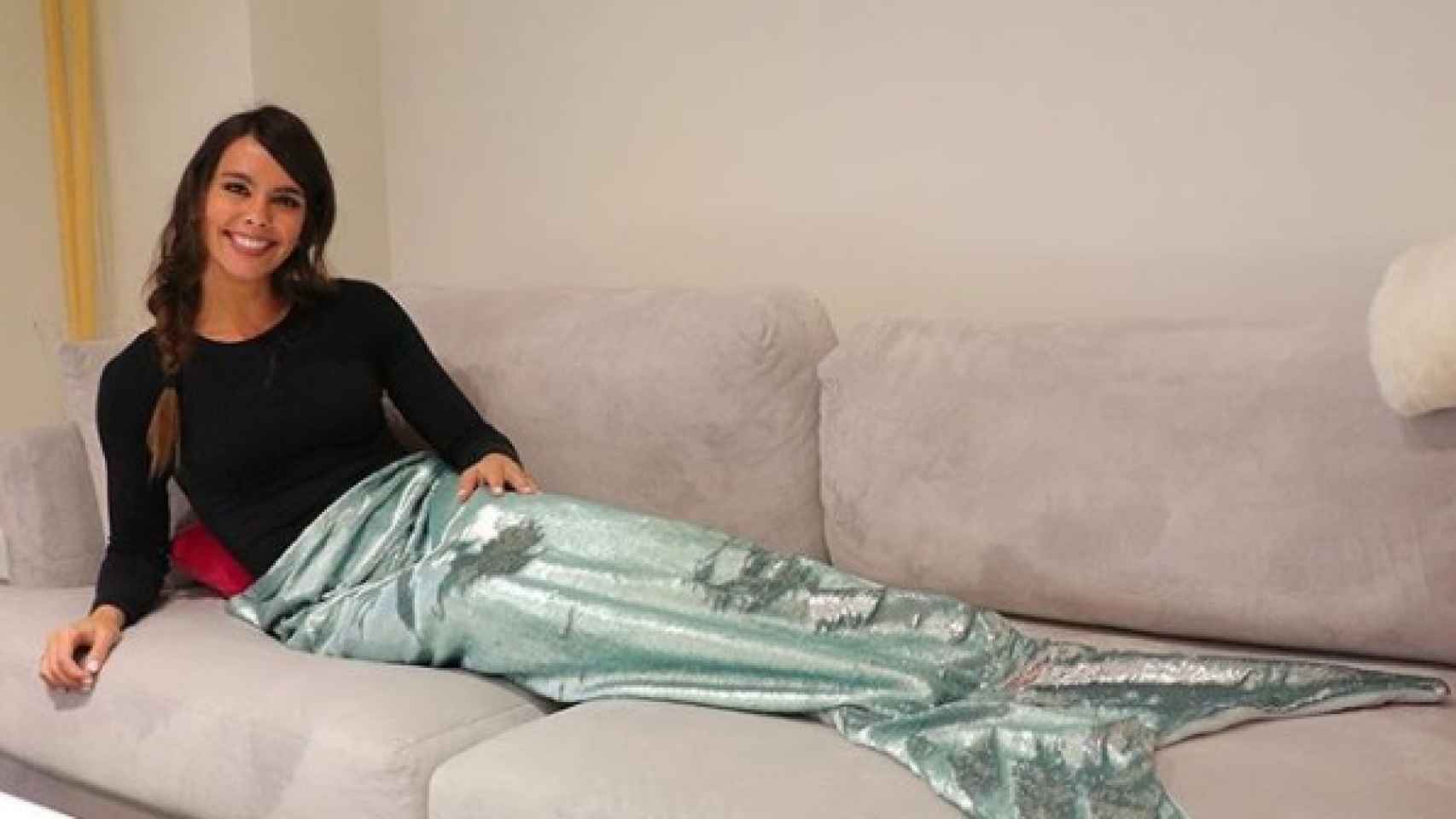 Cristina Pedroche con la manta de Primark en el sofá.
