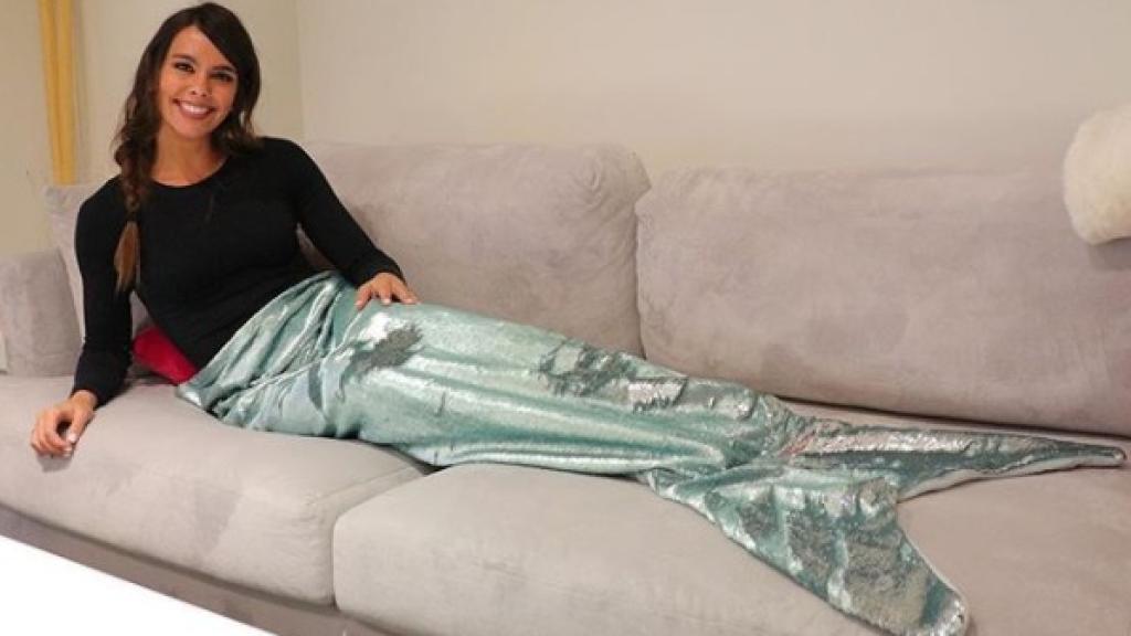 Cristina Pedroche con la manta de Primark en el sofá.