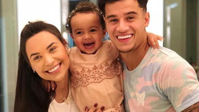 Su mujer Aine, su hija María y Philippe Coutinho, jugador del Barcelona.