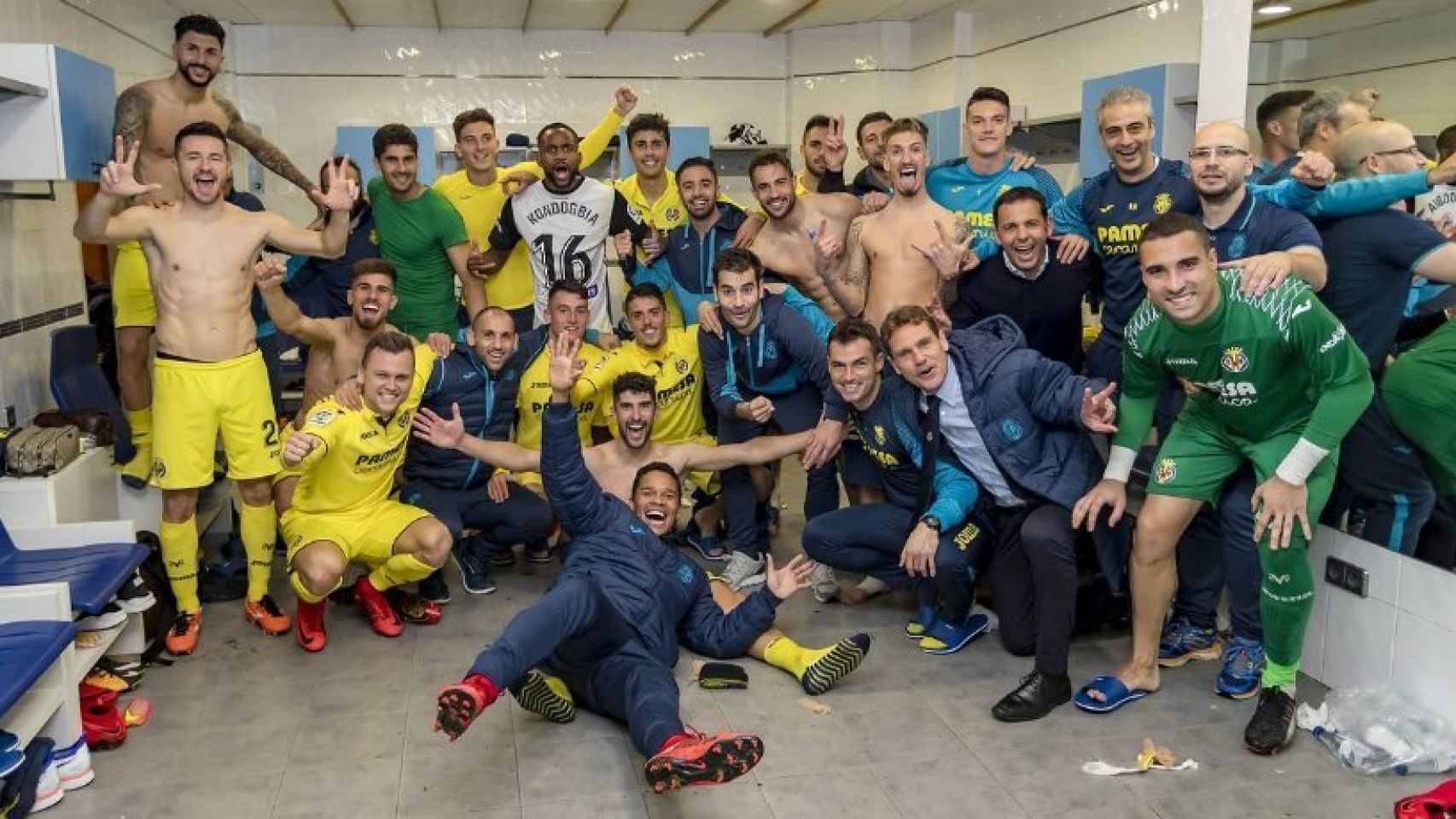 El Villarreal celebra la victoria en Mestalla. Foto: Twitter (@VillarrealCF)
