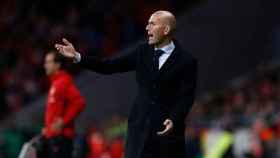Zidane dando órdenes desde el banquillo del Wanda