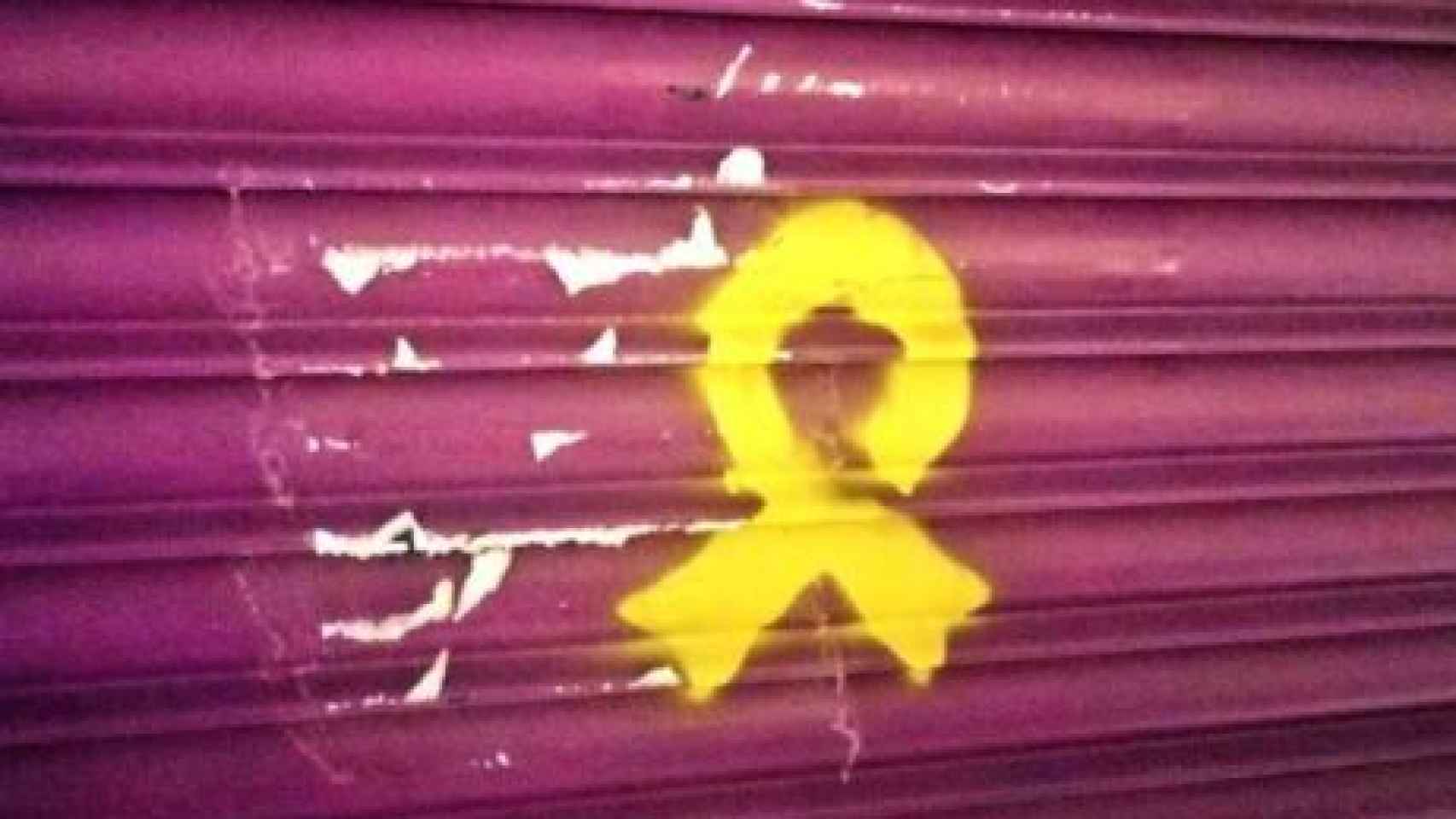 Pintada de un lazo amarillo en la tienda de los padres de Rivera.