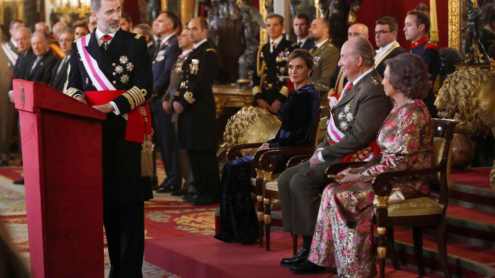 Felipe VI mirando a sus padres durante su discurso en la Pascua Militar