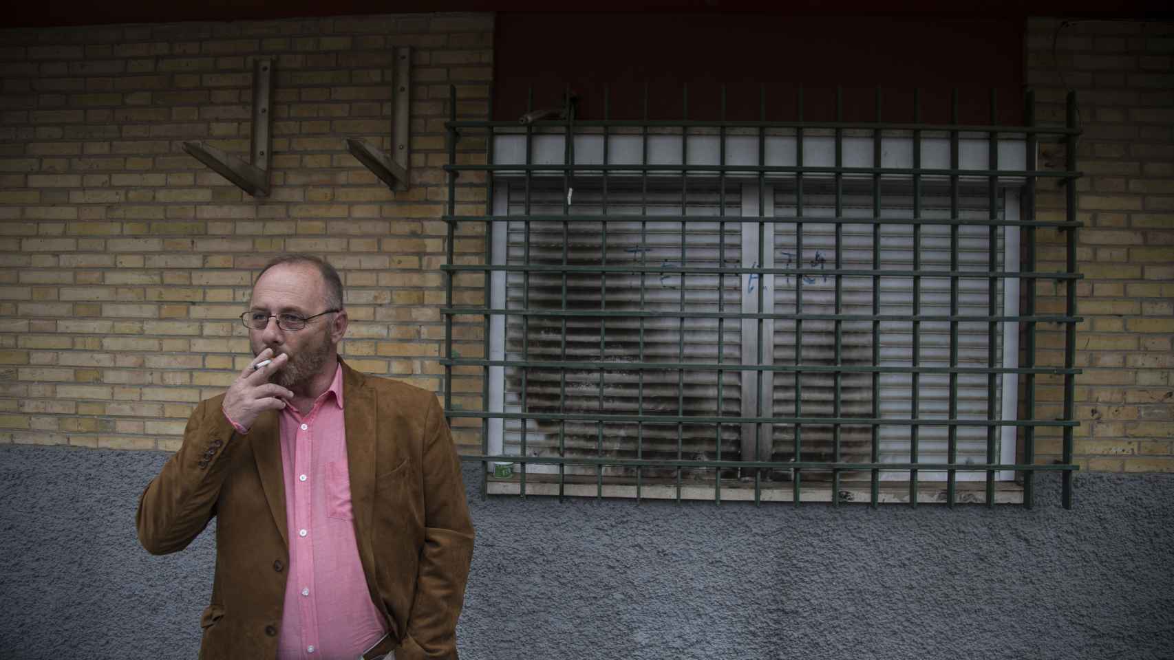 Antonio Del Castillo delante de la ventana del comedor de la casa en la que asesinaron a su hija hace nueve años.