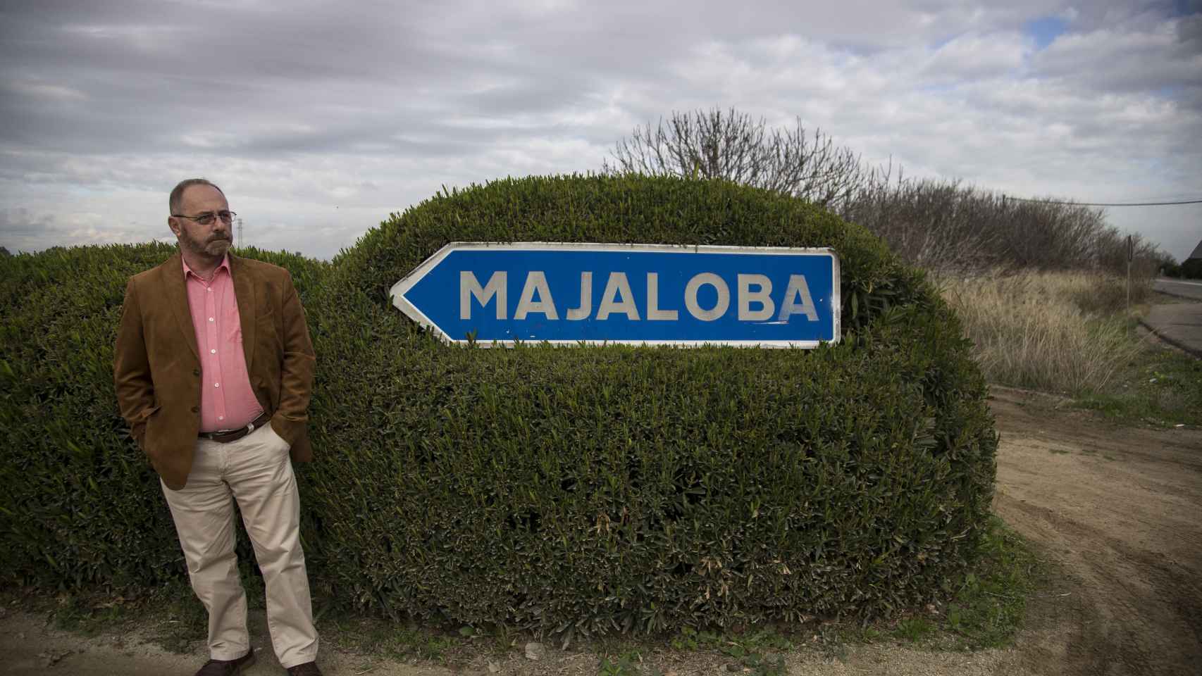 El padre de Marta delante de una señal que indica la entrada a la finca Majaloba.