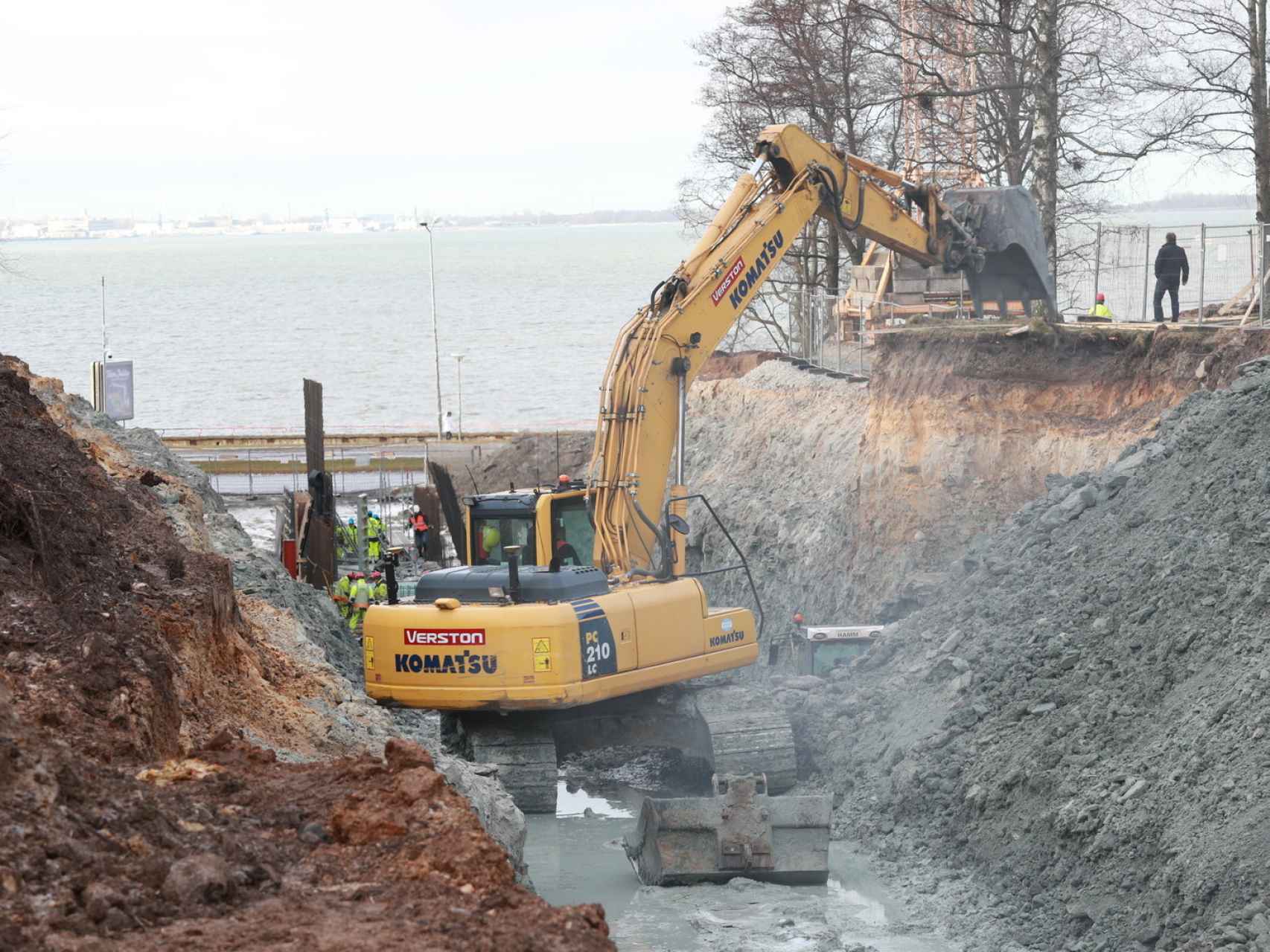 Excavaciones en Tallin para la construcción del monumento.