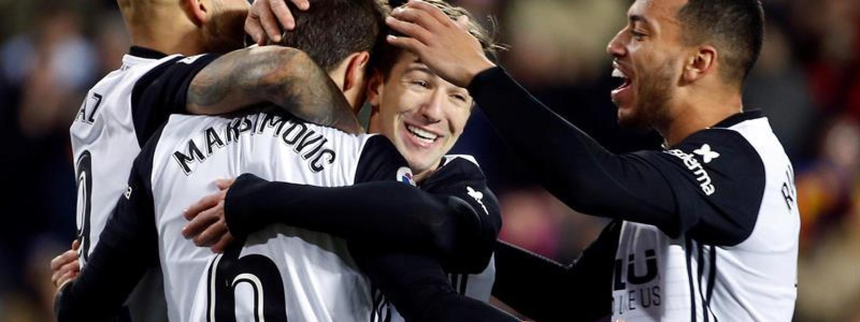 Vietto abraza a sus compañeros para celebrar un gol.