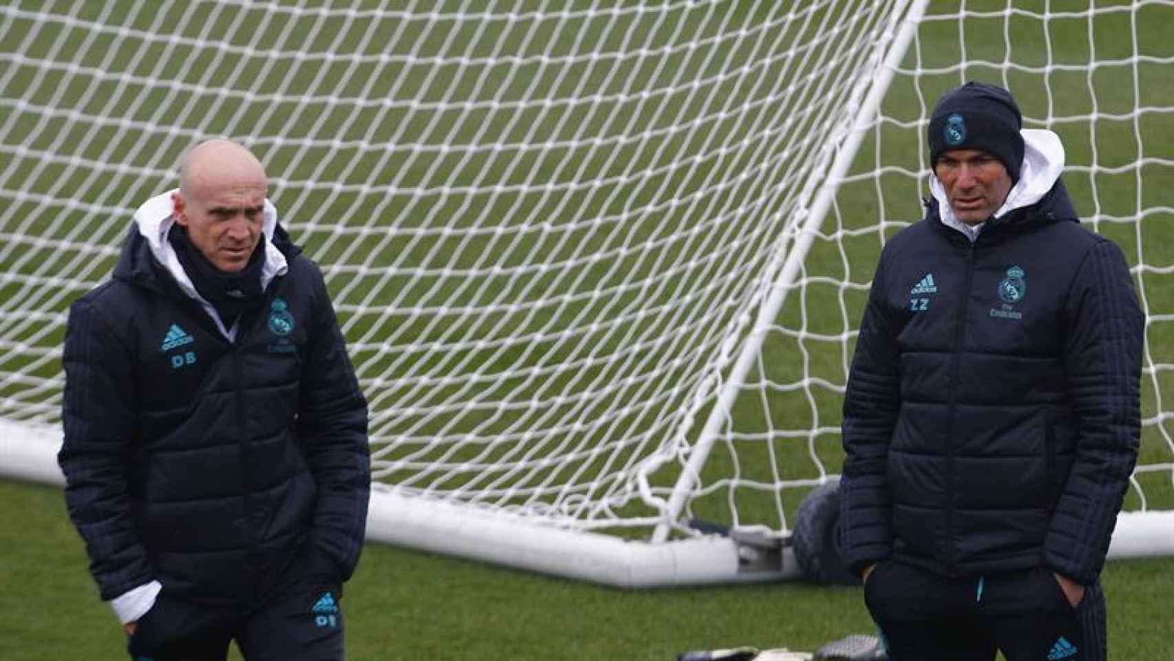 Zinedine Zidane, a la derecha, durante el entrenamiento matinal del Real Madrid.