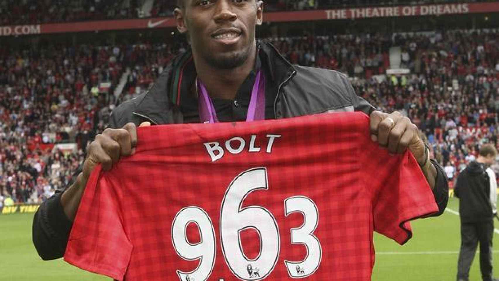 Usain Bolt posa con la camiseta del Manchester United.
