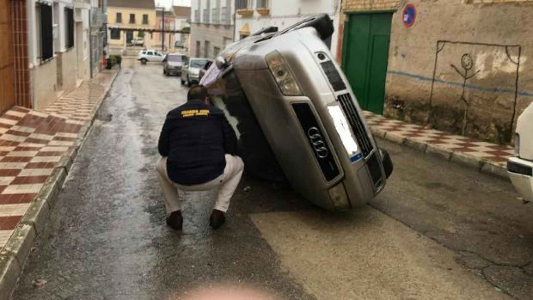 El vuelco de coches es una de las reacciones espontáneas en contra ciudadanos rumanos residentes en Pedrera.