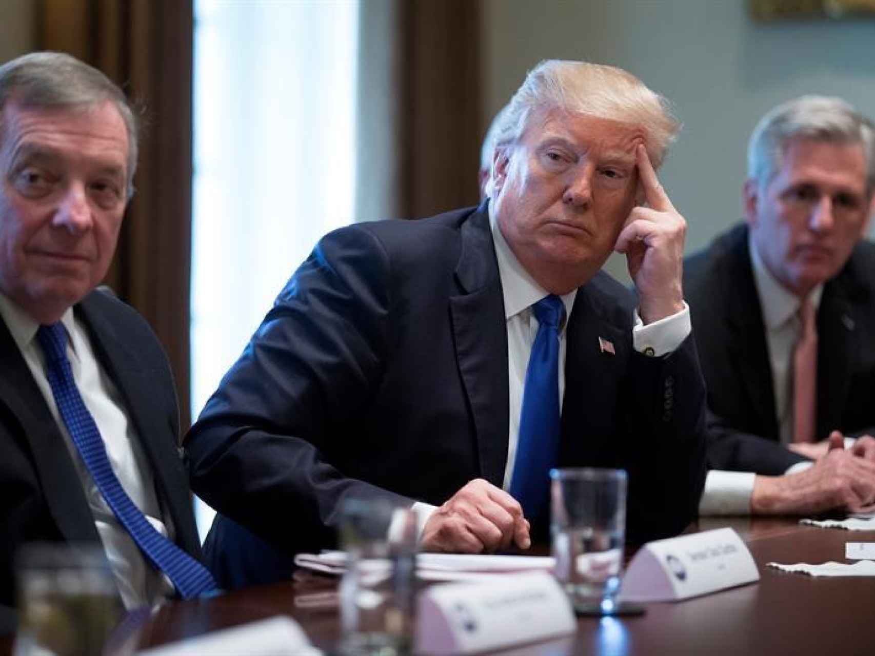 Trump en acción en la Casa Blanca, con sus asesores.