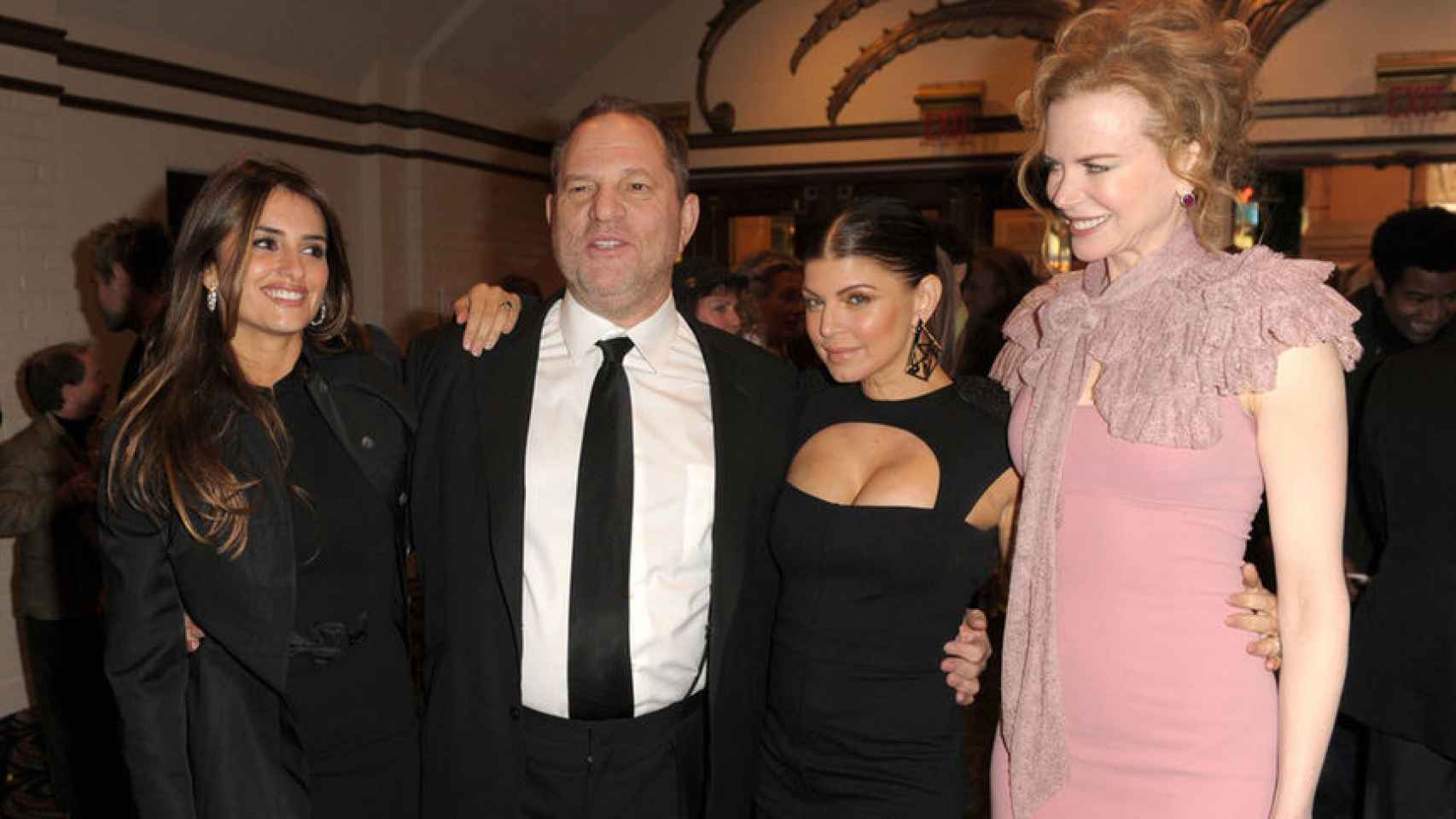 Penélope Cruz y otras actrices posan junto a Weinstein.