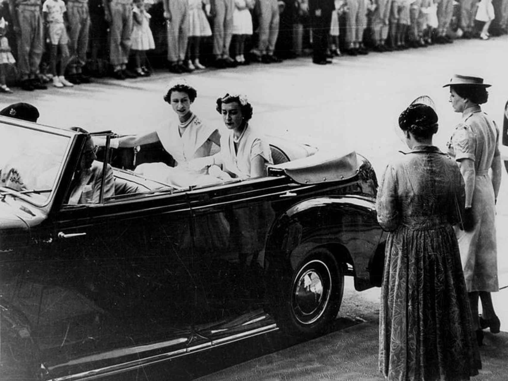 Lady Pamela acompaña a Isabel II como dama de acompañamiento en 1954.
