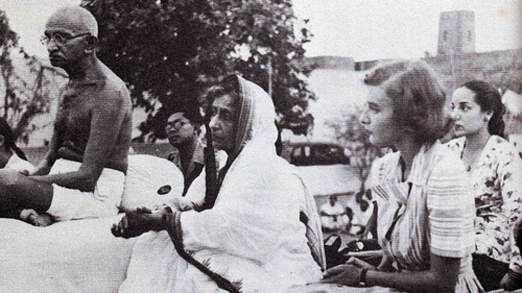 Gandhi con Pamela Mountbatten, 1947