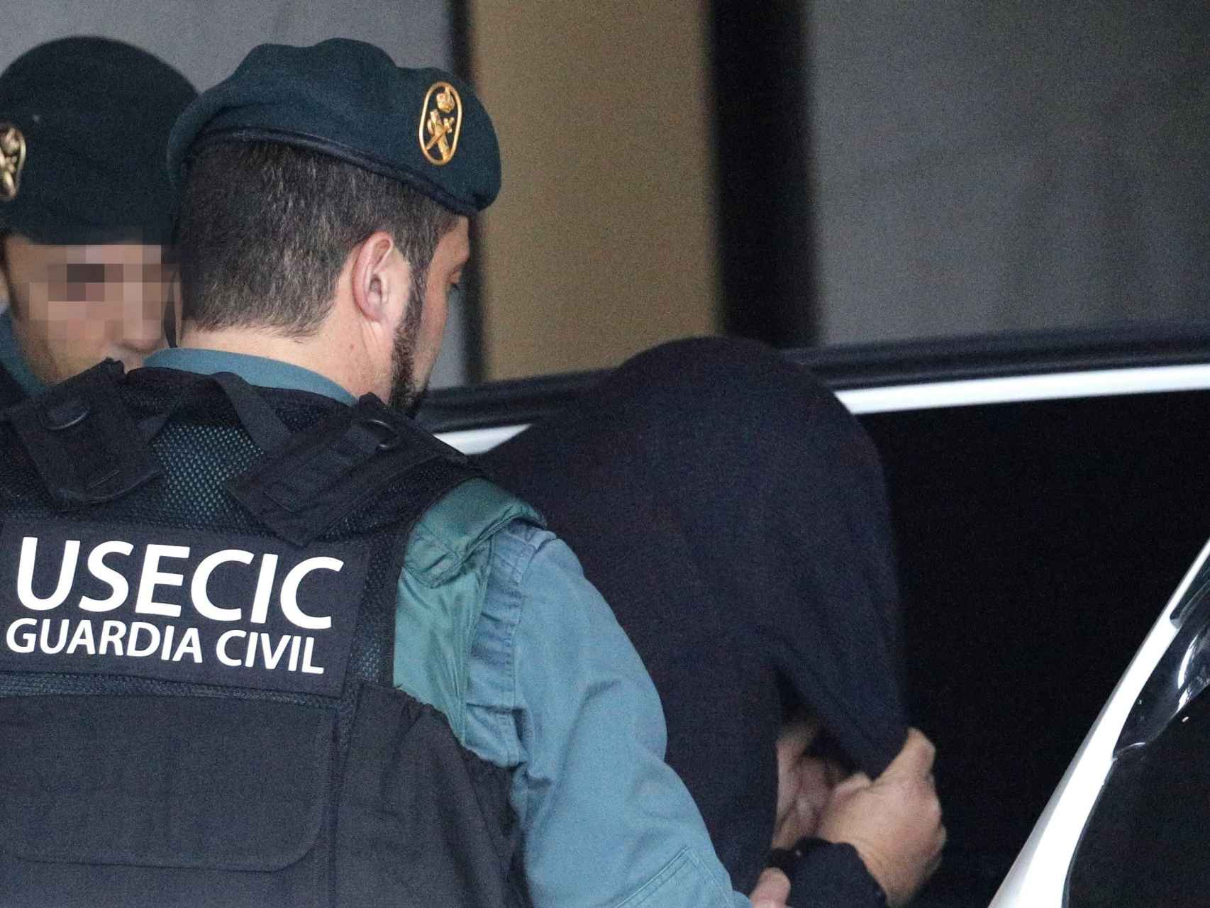 El Chicle es trasladado por agentes de la Guardia Civil tras comparecer ante la magistrada del juzgado número tres de Ribeira, en funciones de guardia.
