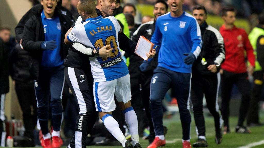 El Zhar celebra con su banquillo el gol al Villarreal.